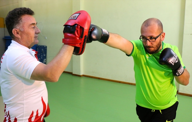 Eskişehir'de doktorlar günün stresini boks yaparak atıyor